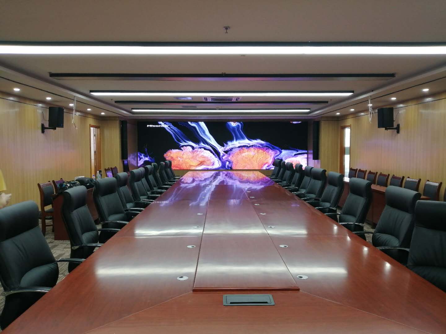 濰坊某事業(yè)單位音、視頻會(huì)議集成項(xiàng)目完工，會(huì)議辦公、音響系統(tǒng)、1.2小間距顯示系統(tǒng)完美融合